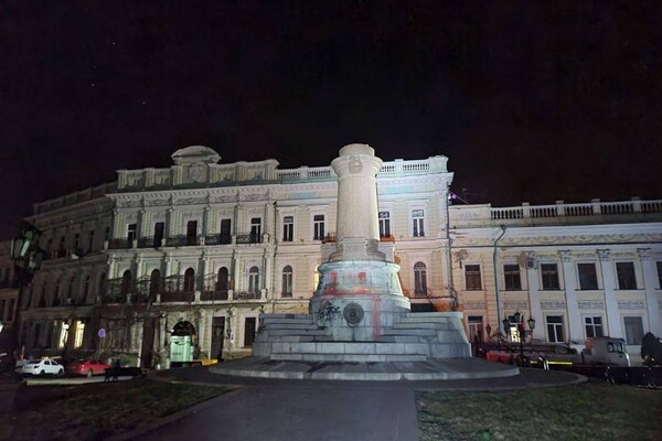 Ночью в Одессе снесли памятники Екатерине II и Суворову фото 9