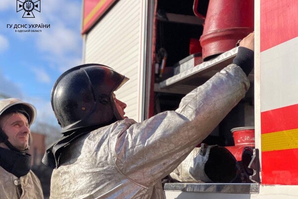 Свет пропал у миллиона жителей: спасатели показали ликвидацию последствий атаки на Одесскую область фото 2