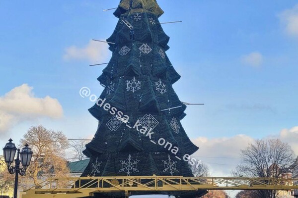 На Дерибасівській встановили новорічну ялинку та святкові постаті фото