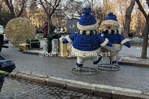 На Дерибасовской установили новогоднюю елку и праздничные фигуры  фото 2