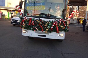 По Одессе ездит новогодний мусоровоз фото
