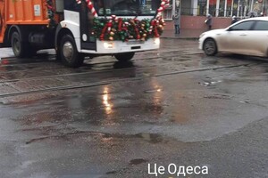 По Одессе ездит новогодний мусоровоз фото 2
