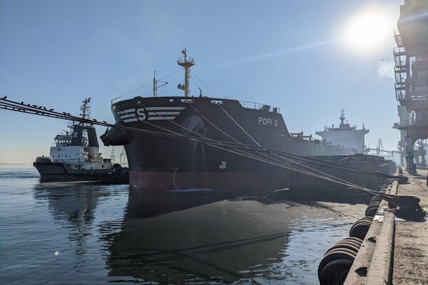 За праздничные выходные из портов Одесской области вышли девять судов фото