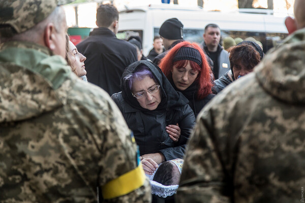 Біля будинку офіцерів попрощалися з двома одеситами, які загинули на фронті фото