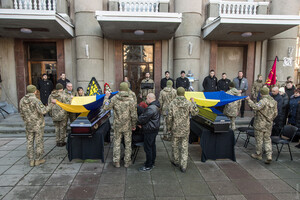 Біля будинку офіцерів попрощалися з двома одеситами, які загинули на фронті фото 6