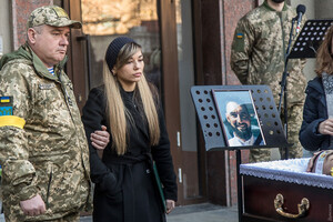 Біля будинку офіцерів попрощалися з двома одеситами, які загинули на фронті фото 9