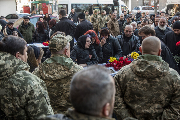 Біля будинку офіцерів попрощалися з двома одеситами, які загинули на фронті фото 10