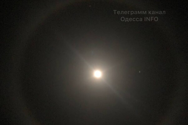 В Одессе снова наблюдали лунное гало фото