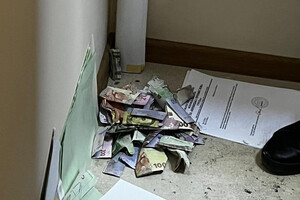 На Одеській митниці без хабарів не пропускали в Україну навіть генератори: гроші ховали у туалеті фото 2