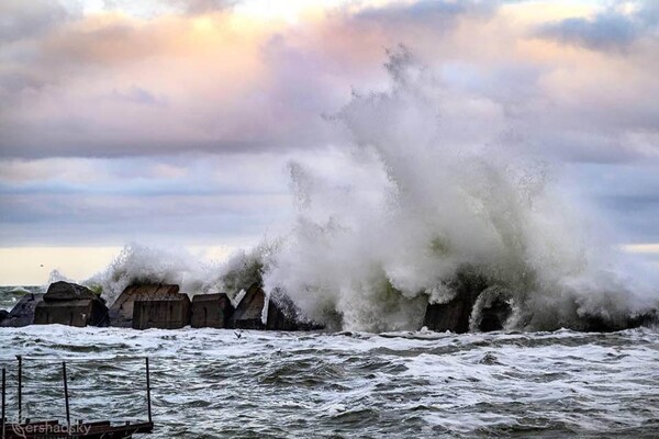 В Одессе сегодня сильный ветер: на море живописный шторм (фото) фото 1