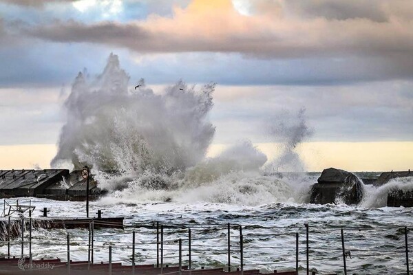 В Одессе сегодня сильный ветер: на море живописный шторм (фото) фото 2