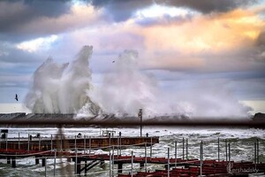 В Одессе сегодня сильный ветер: на море живописный шторм (фото) фото 3