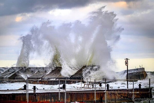 В Одессе сегодня сильный ветер: на море живописный шторм (фото) фото 4