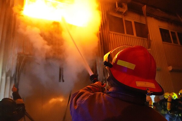 Пожар в торговых павильонах и смертельное ДТП: как прошли сутки у одесских спасателей фото