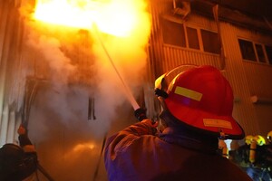 Пожежа в торгових павільйонах і смертельна ДТП: як минула доба в одеських рятувальників фото