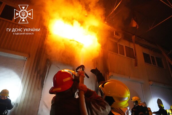 Пожежа в торгових павільйонах і смертельна ДТП: як минула доба в одеських рятувальників фото 3