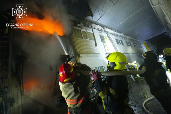 Пожар в торговых павильонах и смертельное ДТП: как прошли сутки у одесских спасателей фото 5