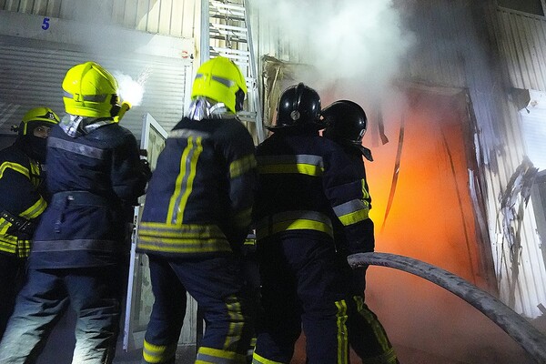 Пожар в торговых павильонах и смертельное ДТП: как прошли сутки у одесских спасателей фото 7