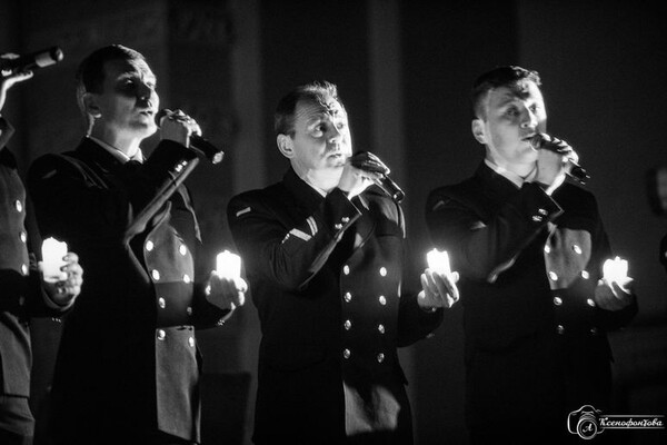 Зі свічками: у Філармонії оркестр ВМС провів концерт, незважаючи на відключення світла фото