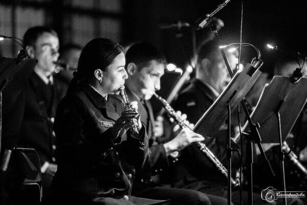 Зі свічками: у Філармонії оркестр ВМС провів концерт, незважаючи на відключення світла фото 4