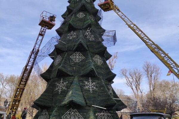 Конец праздника: c Дерибасовской убирают новогоднюю елку фото