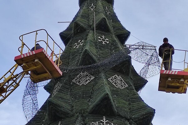 Конец праздника: c Дерибасовской убирают новогоднюю елку фото 2
