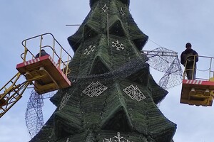 Кінець свята: з Дерибасівської прибирають новорічну ялинку фото 2