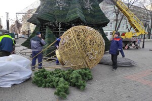 Конец праздника: c Дерибасовской убирают новогоднюю елку  фото 3