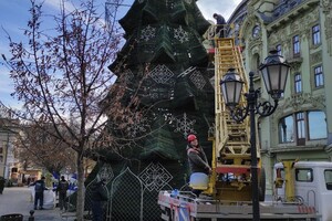 Конец праздника: c Дерибасовской убирают новогоднюю елку  фото 5