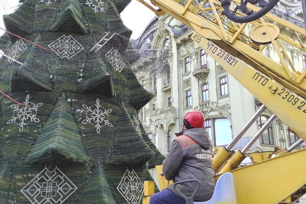 Конец праздника: c Дерибасовской убирают новогоднюю елку фото 6