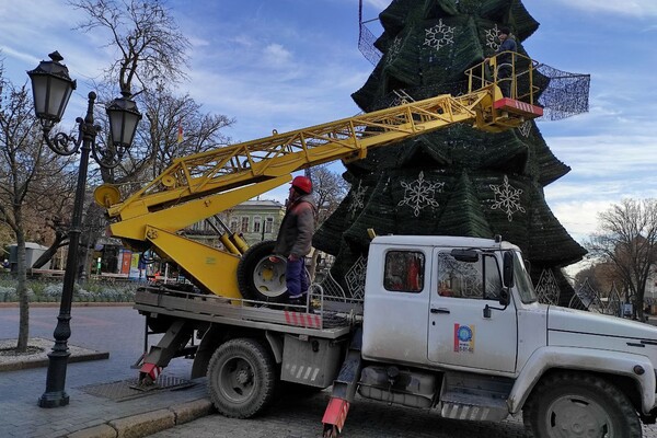 Конец праздника: c Дерибасовской убирают новогоднюю елку фото 7