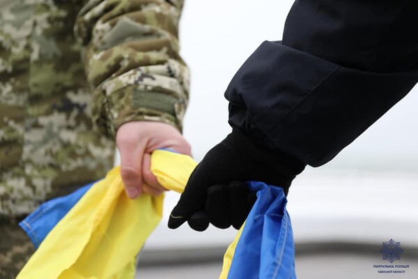 Цепь несокрушимых и возложение цветов: как в Одессе отмечают День Соборности Украины фото