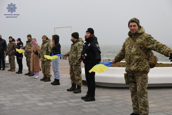 Цепь несокрушимых и возложение цветов: как в Одессе отмечают День Соборности Украины фото 2