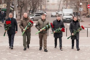 Цепь несокрушимых и возложение цветов: как в Одессе отмечают День Соборности Украины фото 5