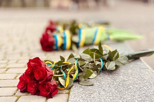 Цепь несокрушимых и возложение цветов: как в Одессе отмечают День Соборности Украины фото 6