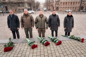 Ланцюг незламних і покладання квітів: як в Одесі відзначають День Соборності України фото 7