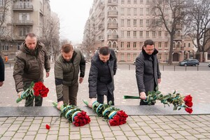 Ланцюг незламних і покладання квітів: як в Одесі відзначають День Соборності України фото 8