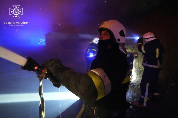 Под Одессой горели жилые дома и гаражи из-за генератора: есть пострадавшие фото 3
