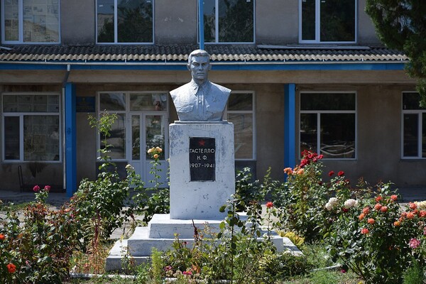 В Одесской области снесли памятники Котовскому, Суворову и Гастелло фото 1