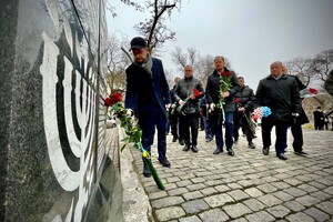 Гасили марку та покладали квіти: одесити вшанували пам'ять жертв Голокосту фото 4