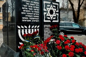 Гасили марку та покладали квіти: одесити вшанували пам'ять жертв Голокосту фото 5