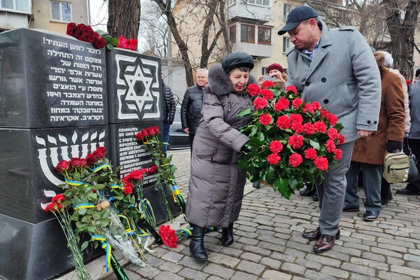 Гасили марку та покладали квіти: одесити вшанували пам'ять жертв Голокосту фото 12