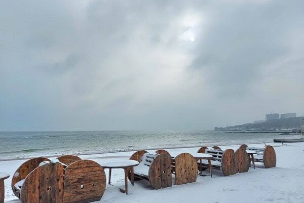 Гололед и санки: в Одессу пришла настоящая зима (фото) фото