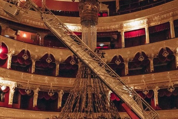 В Одесском оперном театре сняли люстру фото 3