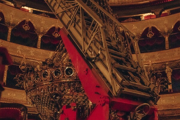 В Одесском оперном театре сняли люстру фото 10
