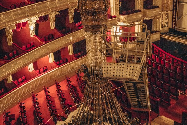 В Одесском оперном театре сняли люстру фото 14