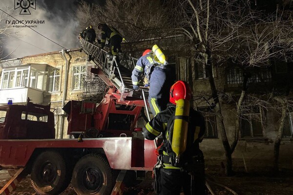 На Молдаванке загорелся двухэтажный дом: его тушили 35 спасателей фото 5