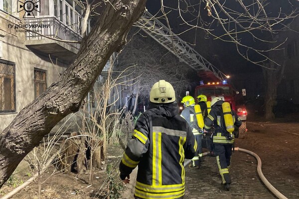 На Молдаванке загорелся двухэтажный дом: его тушили 35 спасателей фото 7