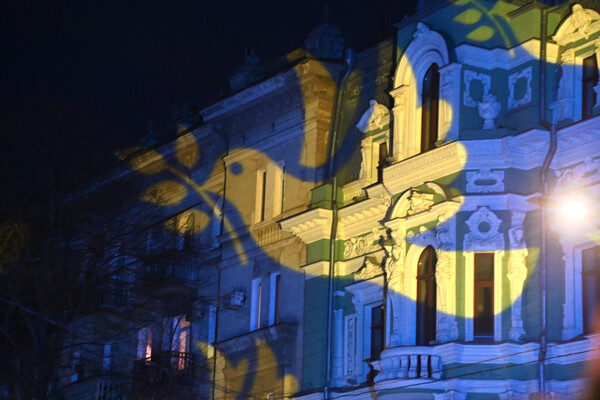 Сотни одесситов вышли полюбоваться световыми картинами на памятниках архитектуры (фото, видео) фото 4