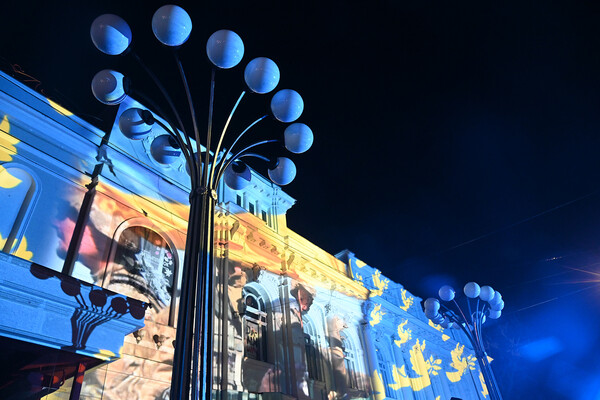 Сотни одесситов вышли полюбоваться световыми картинами на памятниках архитектуры (фото, видео) фото 9